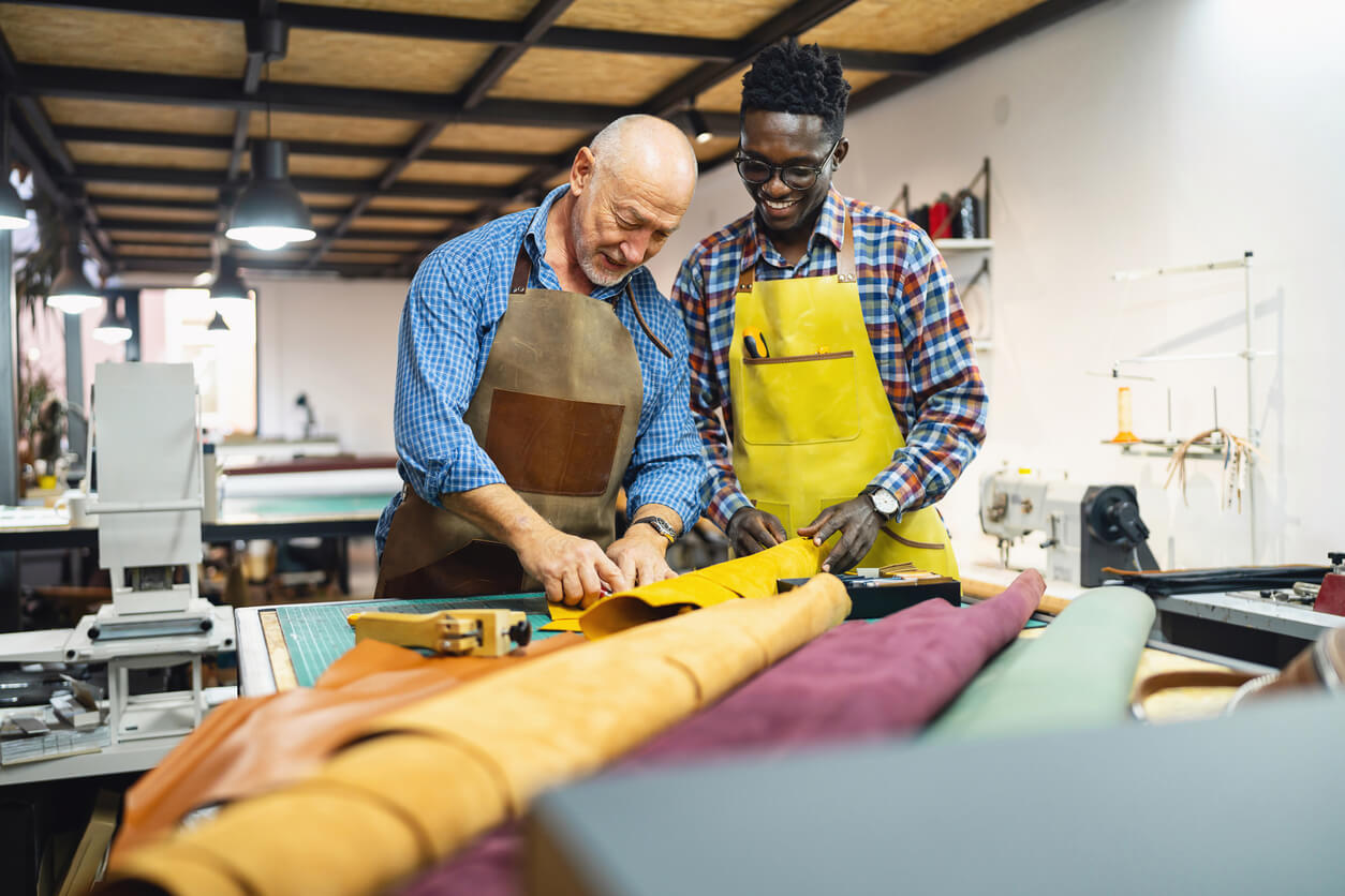 Twee mannen maken schorten