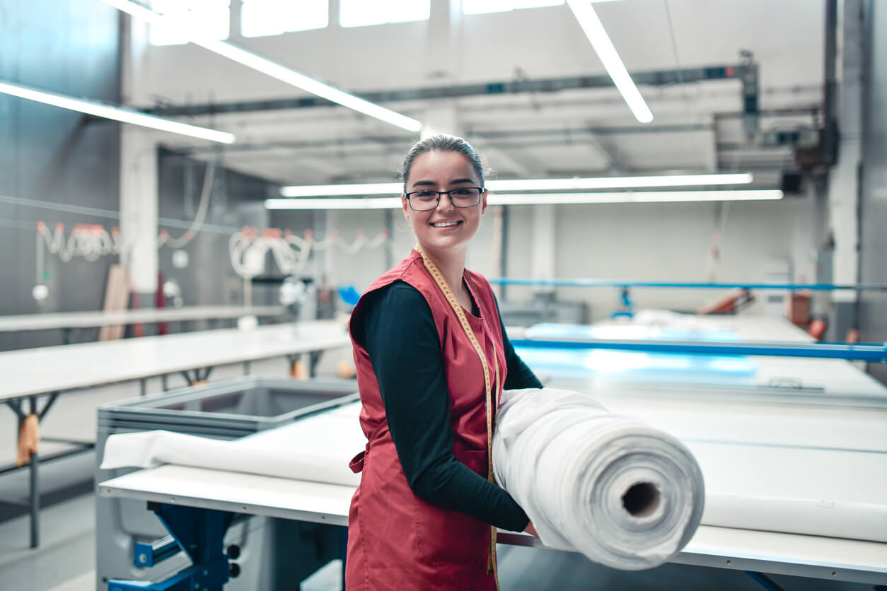 Vrouw aan het werk met stofrollen.